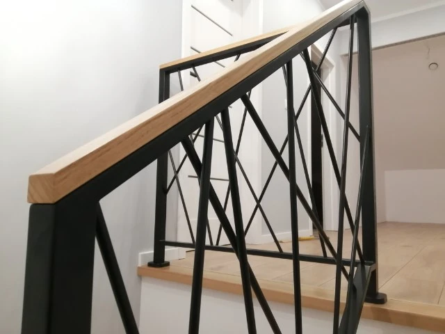 Balustrada – stan przed aplikacją (widoczny prześwit)